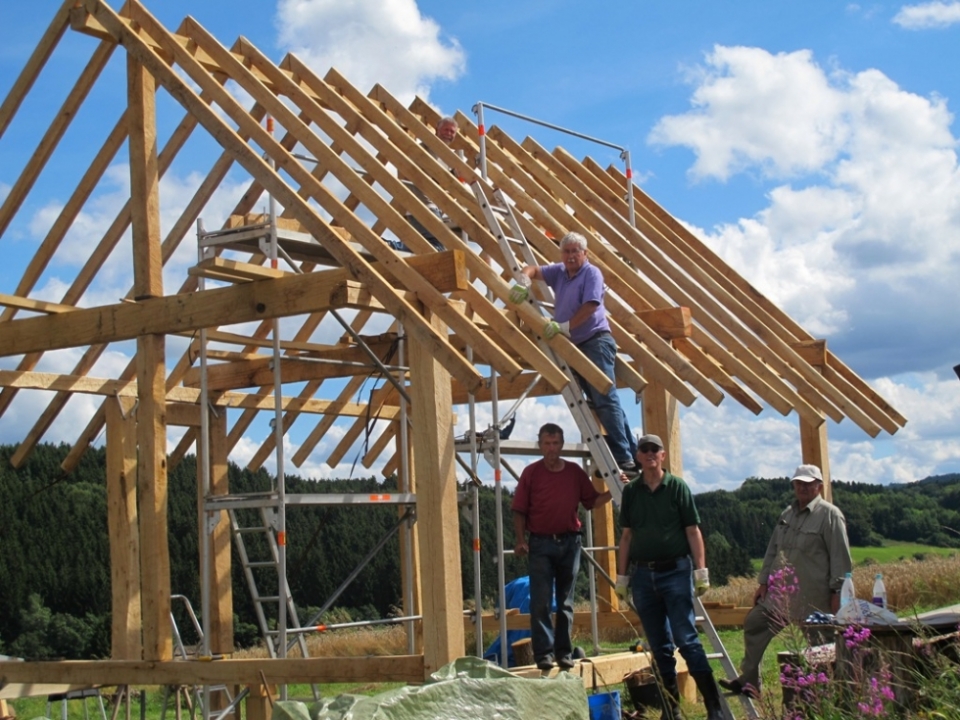 Der letzte Sparren wurde verlegt - ein Grund f&uuml;r ein Gruppenfoto des heutigen Teams