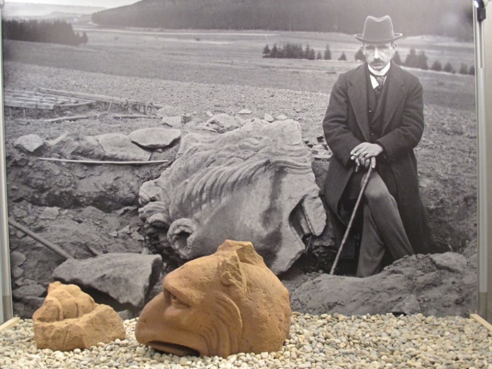 Dorfschullehrer Funk neben der Löwen-Eber-Gruppe vor dem Abtransport der Fragmente in das Rheinische Landesmusem Trier im Jahre 1921.