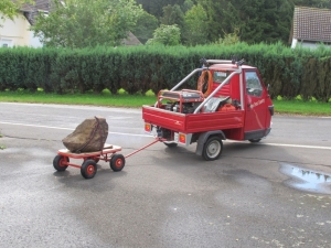 Schwertransport mit Sandsteinfragment - LKW mit Anhänger
