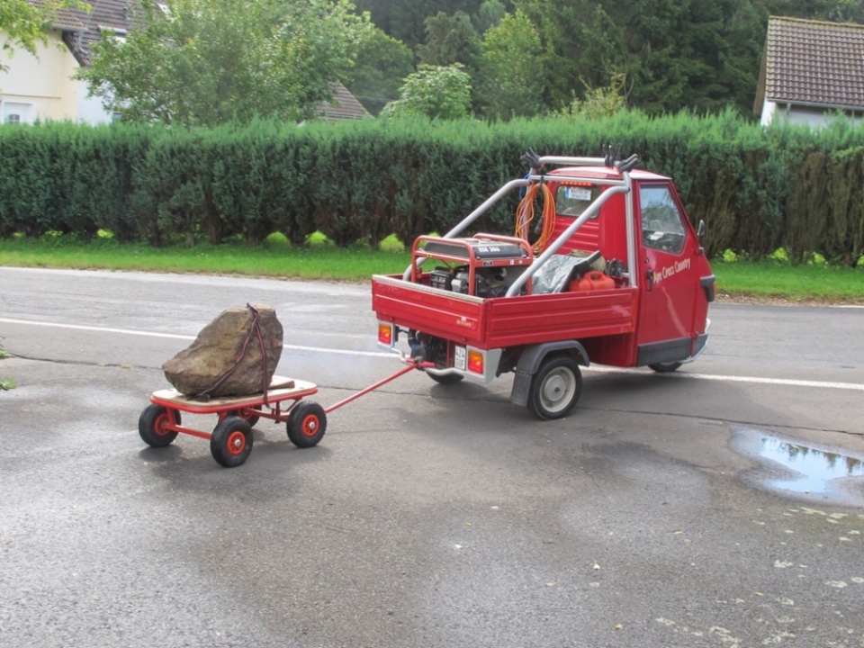 Schwertransport mit Sandsteinfragment - LKW mit Anhänger
