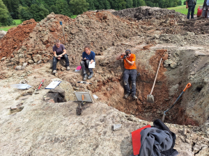 Archäologinnen und Archäologen bei der vielfältigen und anspruchsvollen Arbeit