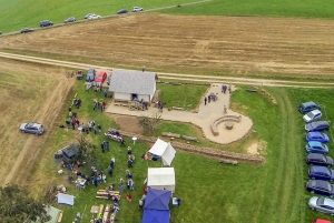Der Infopunkt &quot;Auf Bremscheid&quot; aus luftiger Höhe. Die gesamte Anlage mit 6-Pfostenbau, Greifenkopf, Exedra und Trockenmauern aus römischen Steinen.