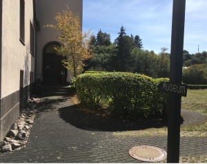 Dort finden Sie das Museum - auf dem Gelände der Erlöserkirche und Villa Sarabodis